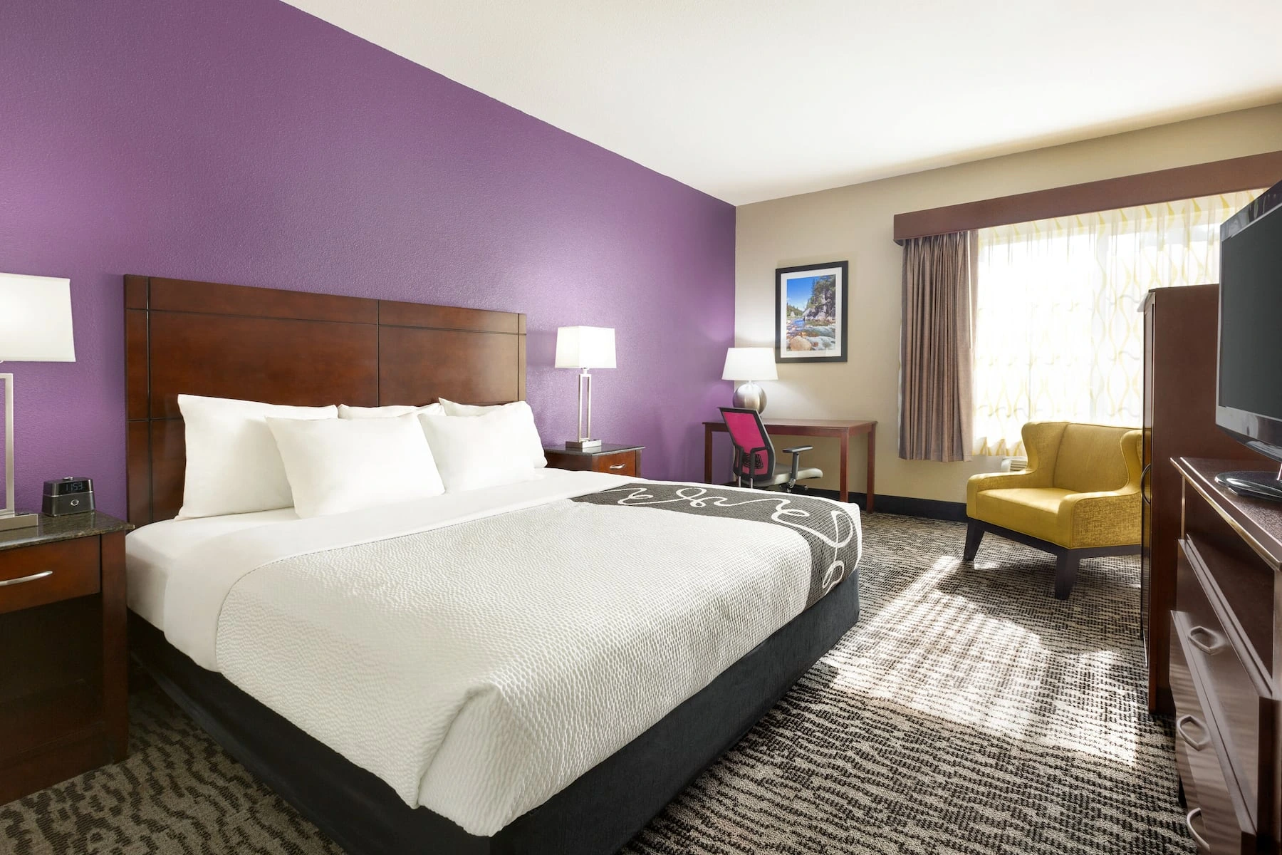 Guest room with modern furnishings