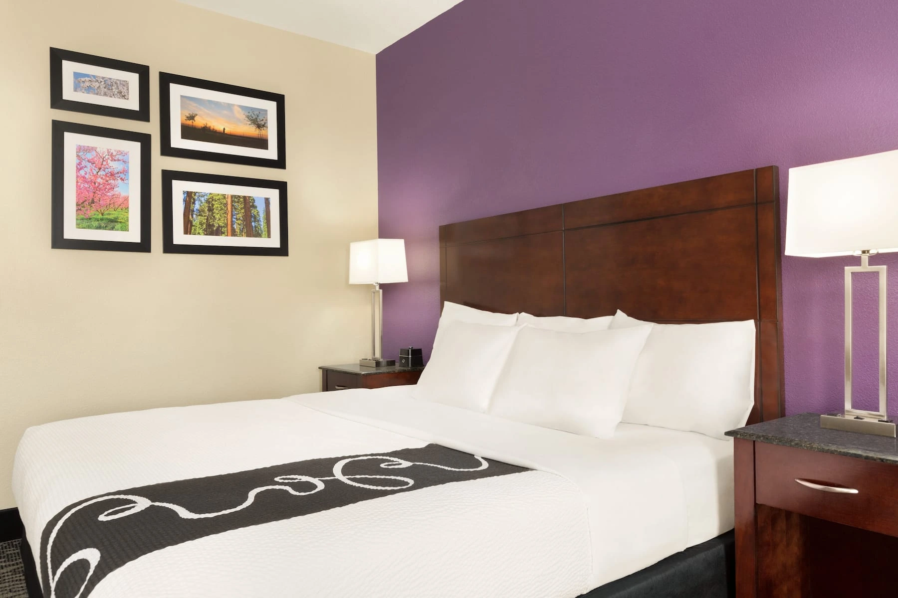 Guest room with modern furnishings